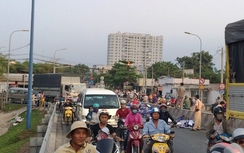 Hàng trăm thùng bia văng xuống đường, ùn tắc ở Thủ Đức