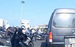 Dùng đá lạnh dập đám cháy xe máy giữa phố Sài Gòn