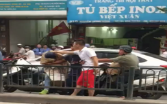 Thanh niên túm tóc người đi đường sau va chạm giao thông