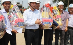 Bộ trưởng Trương Quang Nghĩa gửi quà động viên công nhân cầu Ghềnh
