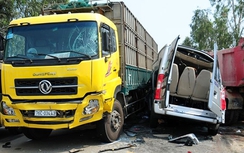 Điểm tin TNGT ngày 3/5: Xe khách vượt ẩu, 9 người thương vong