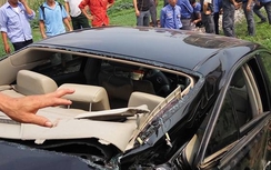 Tàu hỏa đâm nát bét Camry, một người bị thương