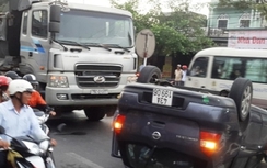 Vượt xe tải bất thành, “xế hộp” ngửa bụng lên trời