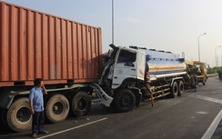 Xe bồn đâm xe container, phụ xe tử vong trong ca bin