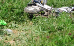 Bị truy đuổi, xe khách 16 chỗ ép CSGT lao xuống ruộng