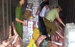 Thấy cảnh sát, đám đông vứt bỏ những túi thịt thối vừa mua