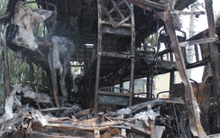 Nhói lòng hình ảnh xe khách cháy trơ khung ở Bình Thuận