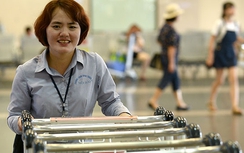 Nữ nhân viên sân bay trả lại cả tỷ đồng khách bỏ quên