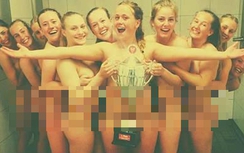 Đội bóng nữ U19 khỏa thân chụp ảnh mừng vô địch