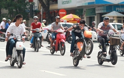 Đi xe máy cầm ô, nghe điện thoại bị phạt 200 ngàn từ 1/8