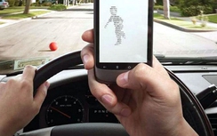 Dùng điện thoại khi lái ô tô bị phạt tới 800 ngàn