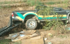 Xe bán tải lật nhào dưới hố sâu, hai người thoát nạn