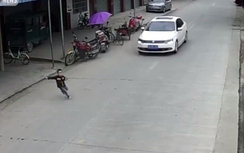 “Đứng tim” 2 em nhỏ va vào xe hơi do cha mẹ bất cẩn