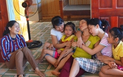 Nổ xe khách ở Lào: Mẹ già, vợ trẻ chờ...anh về gặt lúa