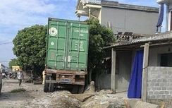 Xe container đâm hàng loạt nhà, dân tá hỏa bỏ chạy