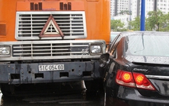 Xe container ủi Camry xoay 180 độ gần ngã ba Cát Lái