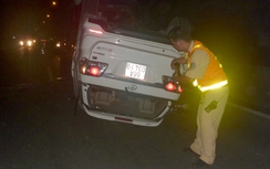 Ô tô lật ngửa sau va chạm xe tải, 4 người thoát chết