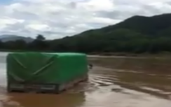 Rùng mình cảnh xe tải thản nhiên vượt sông Mã