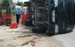 Xe tải chở bia lật ngang, giao thông ùn tắc kéo dài trên QL62