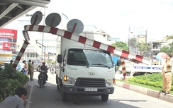Ô tô húc gãy thanh giới hạn chiều cao cầu vượt Lăng Cha Cả