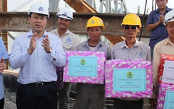 Chủ tịch Công đoàn GTVT VN thăm công nhân cầu Ghềnh