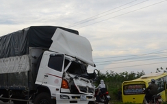 Xe tải lấn làn húc xe khách móp đầu