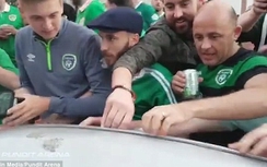 Ăn mừng quá tay làm hỏng ô tô người Pháp, CĐV Ireland nhét tiền...đền
