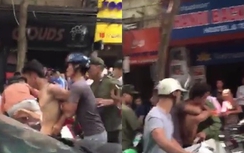 Video: Va chạm, xe máy đánh "hội đồng" taxi giữa đường Hà Nội