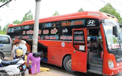 Bắt gần 1.000 bao thuốc lá lậu dưới gầm xe khách