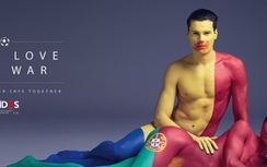 Người hâm mộ chụp ảnh khỏa thân vì một EURO an toàn