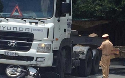 Đón con thi THPT, phụ huynh bị xe đầu kéo đâm trọng thương