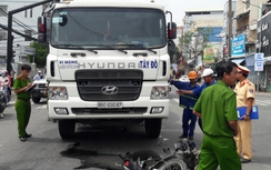 Cụ ông thoát chết dưới gầm xe trộn bê tông