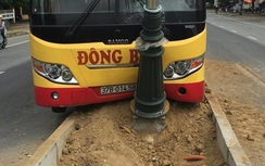 Xe buýt lao lên dải phân cách, hàng chục hành khách khiếp vía