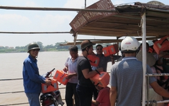 Mang cả cầu bến làm... đò ngang chở khách qua sông Hồng