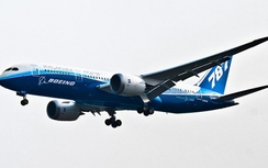 Video: Phi công Nhật lái máy bay Boeing 200 tấn "bay lượn như chim"