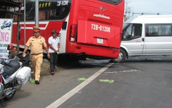 Xe khách đâm sập nhà dân, hơn 50 hành khách hoảng hồn