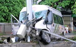 Điểm tin TNGT 15/7: Xe khách tông cột điện, 8 người thương vong