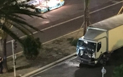 Kinh hoàng cảnh xe tải khủng bố cán chết hàng chục người tại Pháp