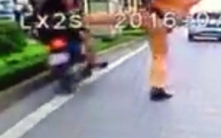 Vụ CSGT "giơ chân": Người đi xe máy bị phạt 1,7 triệu