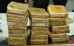 Bắt hai đối tượng đi xe máy mang 30 bánh heroin