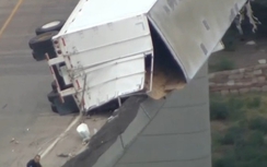 Mỹ: Xe tải chở bia bất ngờ lật trên cầu