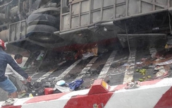 Xe khách lật nghiêng đè chết người đi xe máy