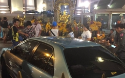 “Hú vía” vì xe điên lao thẳng đền thờ Erawan