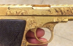 Mang súng nghi "mạ vàng" đi dạo phố bị cảnh sát tóm gọn