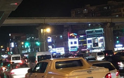 Mưa to đột ngột, giao thông Hà Nội tắc nghẽn