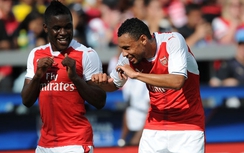 Arsenal hạ đội bóng của Pirlo, Kaka, Drogba