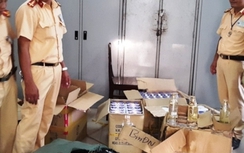 CSGT bắt lô mỹ phẩm lậu chở trên xe khách