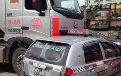 Va chạm với xe container, xe taxi bị kéo lê hàng chục mét
