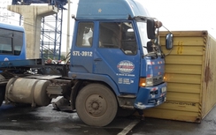 Hú vía xe container văng thùng trên Xa lộ Hà Nội