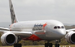 Máy bay chở 320 người hạ cánh khẩn cấp